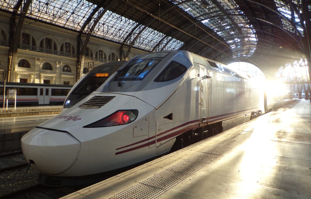 TGV vu depuis le quai d'une gare lumineuse