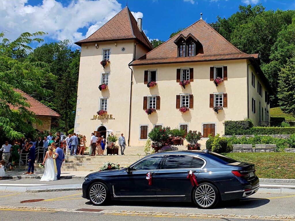 Véhicule haut de gamme garé devant une mairie pendant un mariage