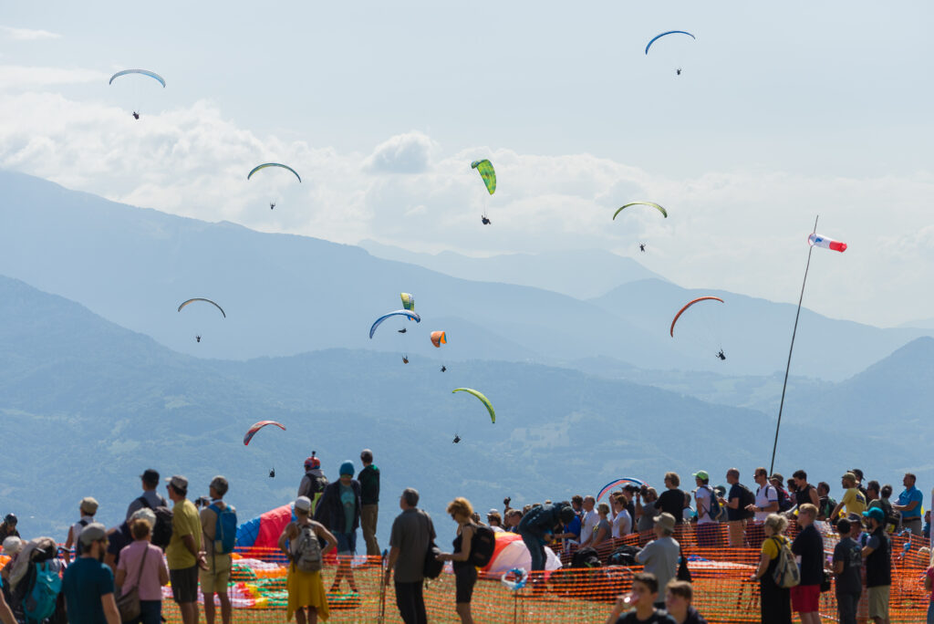 Nombreux parapentes dans le ciel pendant la coupe Icare dans la région grenobloise